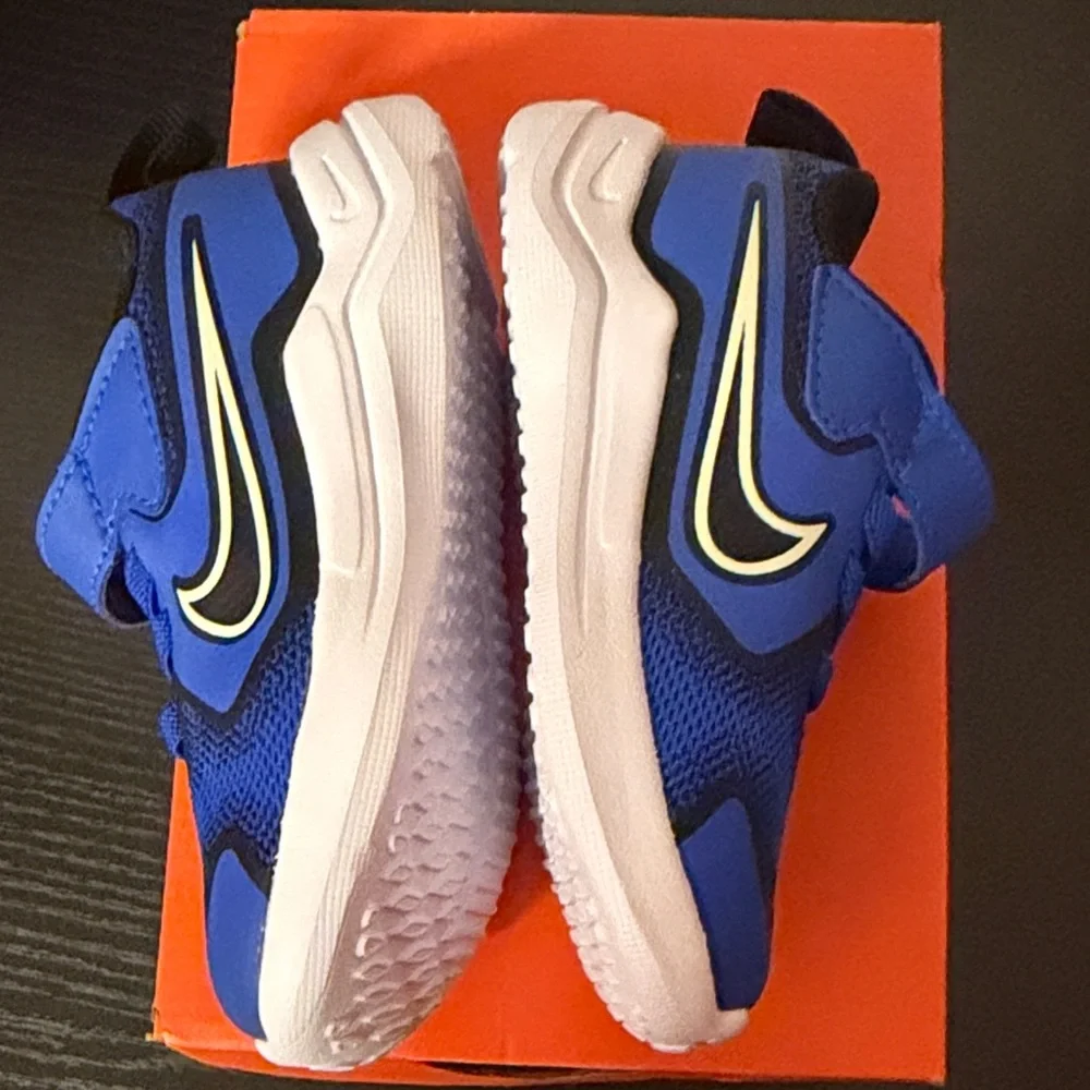 Nike Cosmic Runner Kids Royal Blue Sneakers NIB